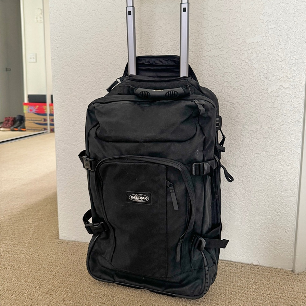 Eastpak Core Series Hicks 55 Squeek Black – Carry On Bag